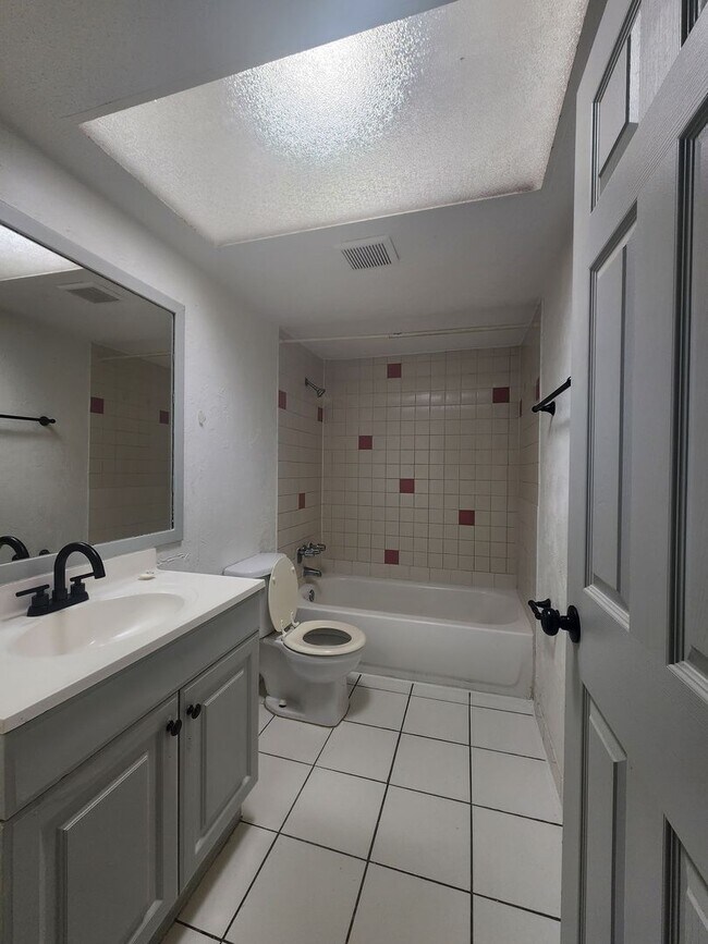 Building Photo - ** LIMITED TIME SPECIAL ** 1 Bedroom / 1 Bathroom Apartment Home