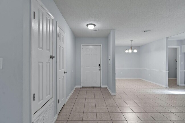 Building Photo - 502 Krest Dr