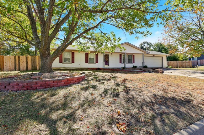 Primary Photo - Great 3 bedroom 1 bathroom house that is a...