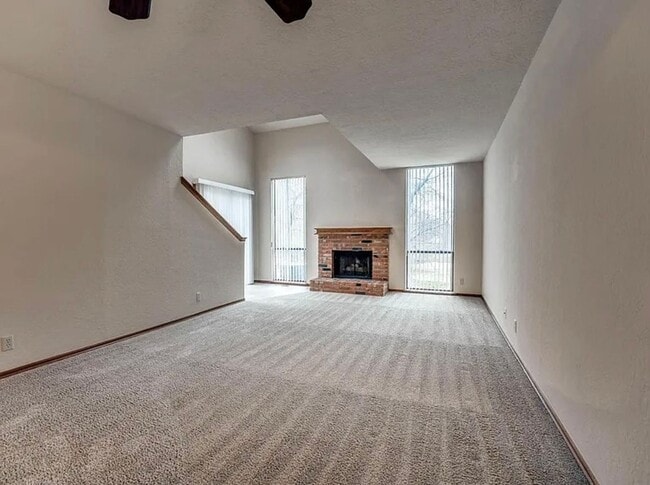 Building Photo - Beautiful 3bed/3bath Townhome Available in Westside Norman!!
