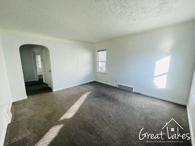 Building Photo - Stunning 3 Bedroom 1 Bathroom now availabl...