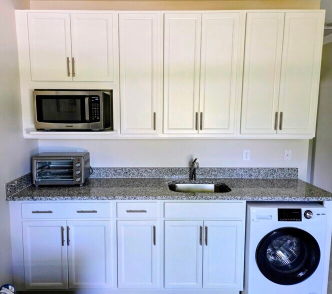 Building Photo - 4656 SW Lassiter Ter