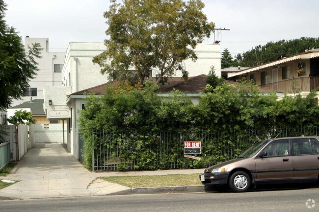 Primary Photo - 5 Unit Apartments + 1 Non Conf