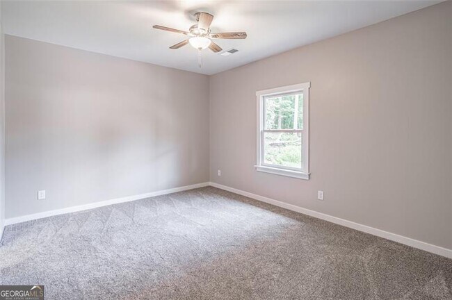 Building Photo - 215 Pinecone Ln
