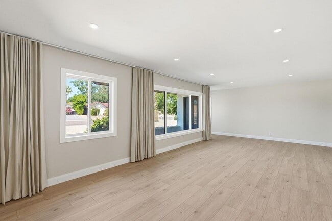 Building Photo - 6819 E Paradise Pkwy