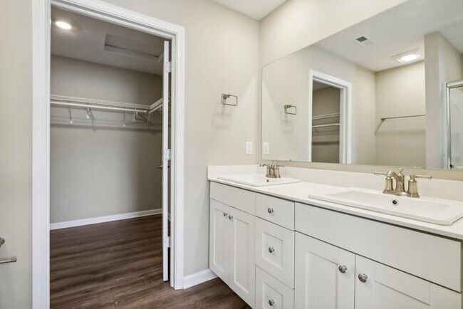 Building Photo - Fantastic 3bd/2ba home! Coming soon!