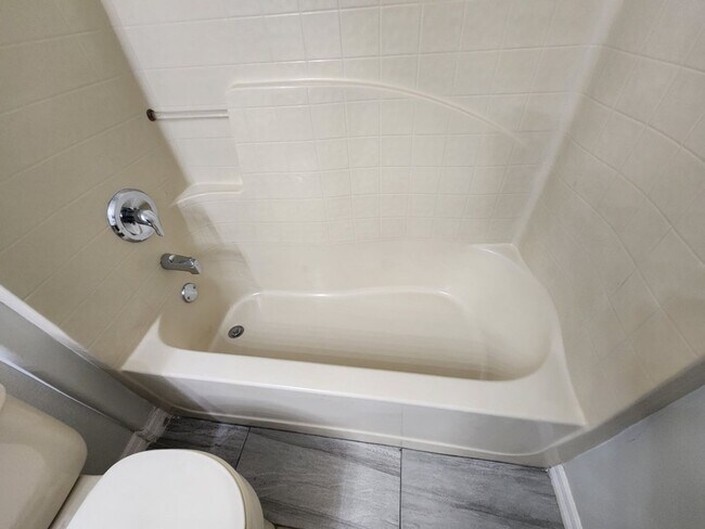 Building Photo - 4/2 Contemporary Style house