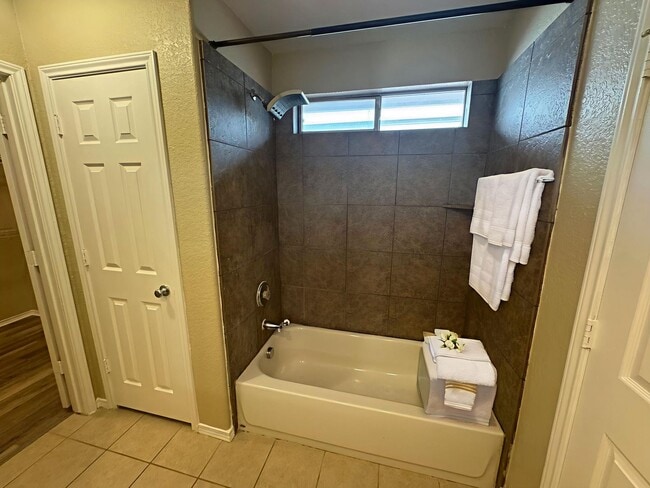 Building Photo - COMFORTABLE HOME | SINGLE STORY  |  CLOSE TO HWY 151 & 410 | SHOPPING & RESTAURANTS