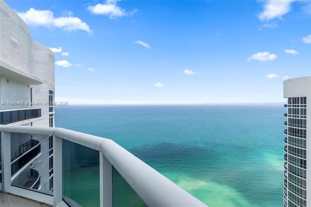 Building Photo - 16001 Collins Ave