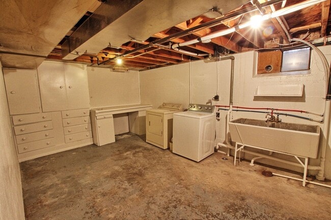 Building Photo - 2 bed 1 bath remodeled North Park Hill home