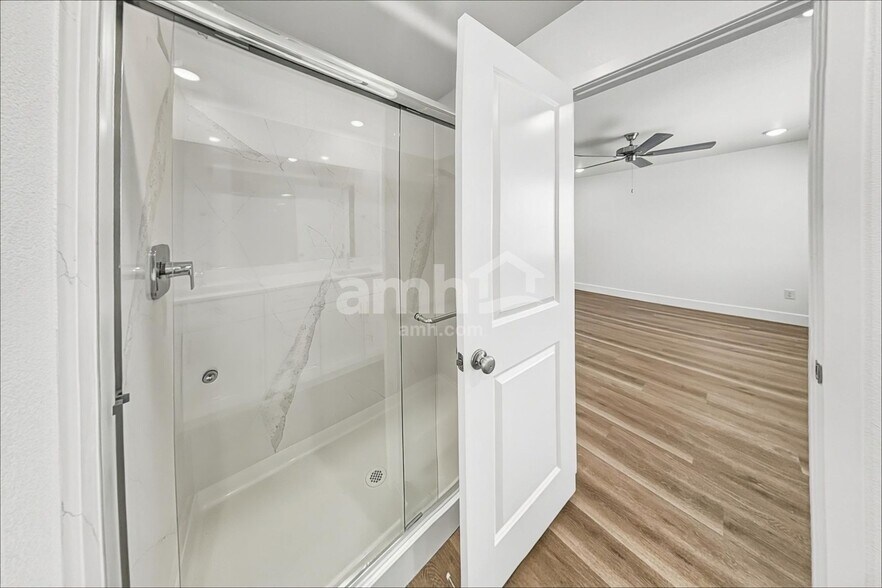 Building Photo - 9579 Marchmont Rd