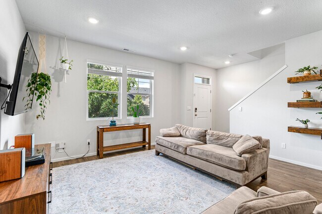 Building Photo - 3BD 2.5BA + Townhouse w/2-Car Garage + AC