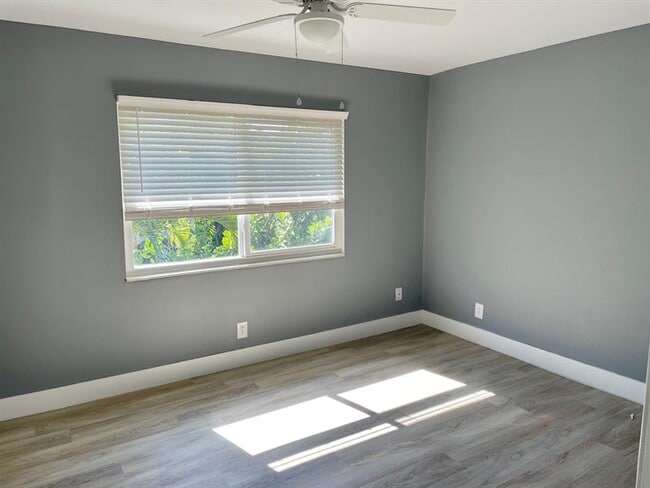 Building Photo - 156 NE 20th Ct