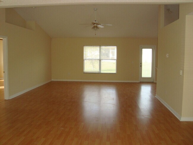 Building Photo - LARGE 3/2/2 WITH 2035 SQ. FEET OF LIVING S...