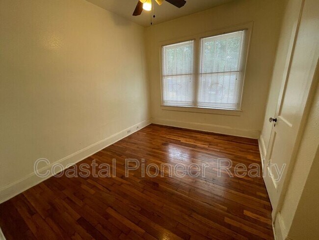 Building Photo - 4015 N Seminole Ave