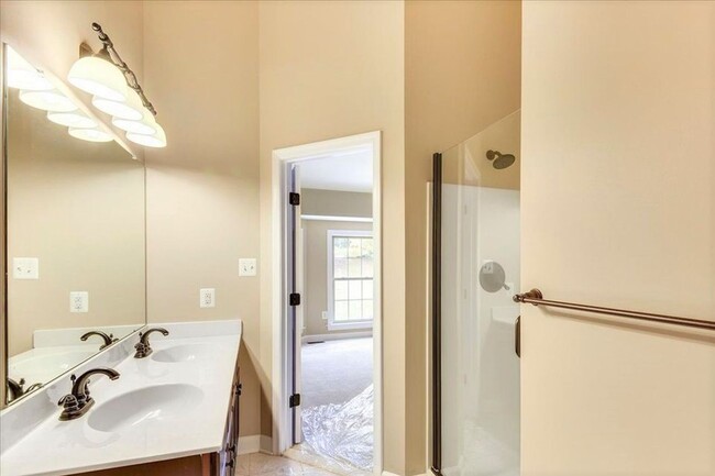 Building Photo - Beautifully maintained townhouse in Lake L...