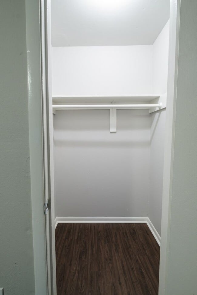 Building Photo - Apartamento recien remodelado / Beautiful recently remodeled apartment. Fast move in bonus!