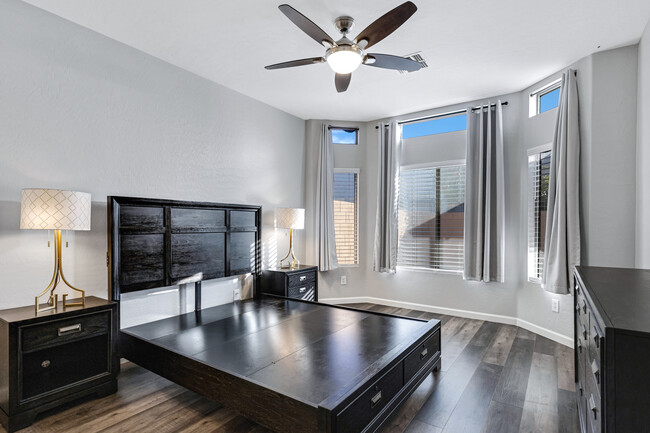 Master Bedroom, Bay Windows - 440 S Val Vista Dr