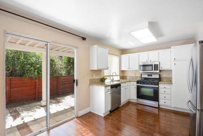 Building Photo - Modern 3BD 2.5BA Townhome with Vaulted Ceilings, Private Pergola Patio, and One-Car attached Garage