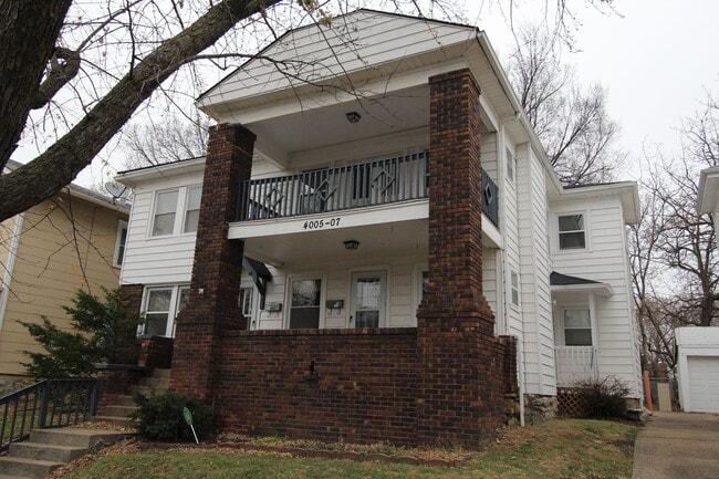 Building Photo - Updated 2 Bedroom 1 Bath Duplex Within Wal...