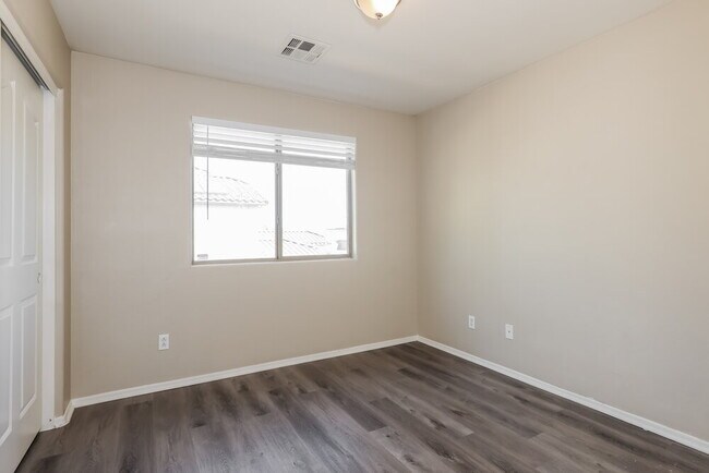 Building Photo - 960 N 168th Dr