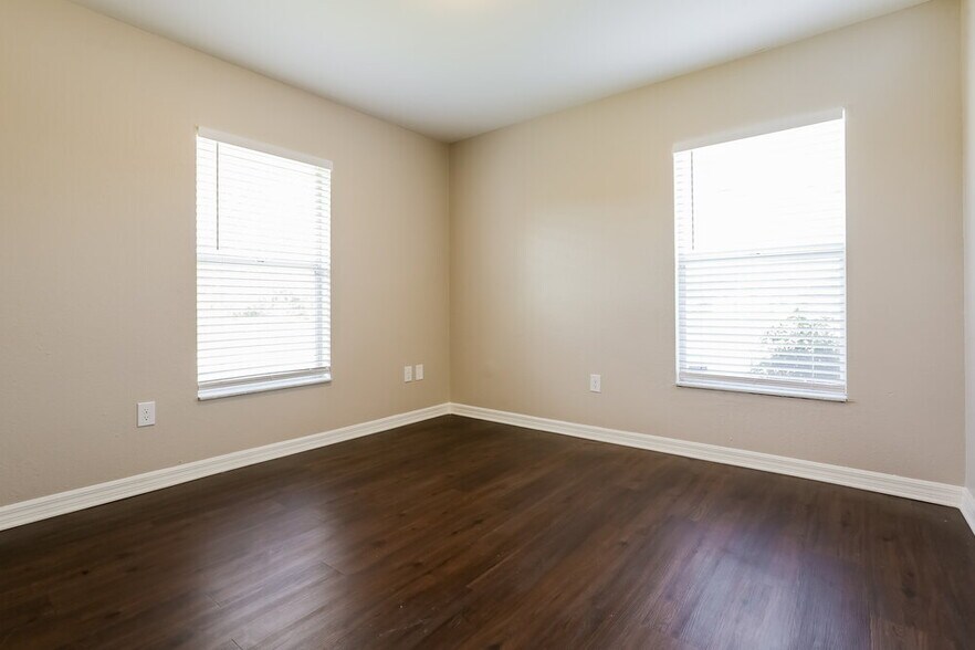 Building Photo - 4995 Hurley Ave