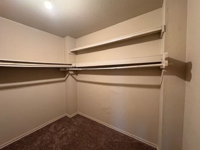 Building Photo - 4 bed 2.5 bath 2 story duplex! New paint and flooring ready for move in!