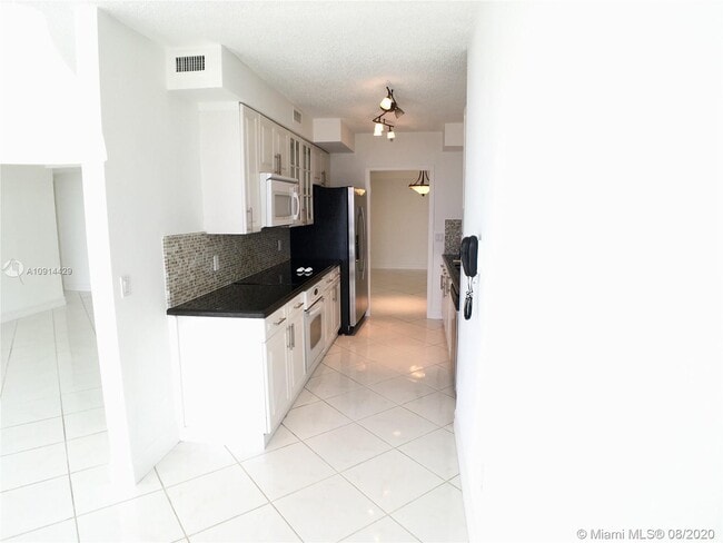 Building Photo - 16400 Collins Ave