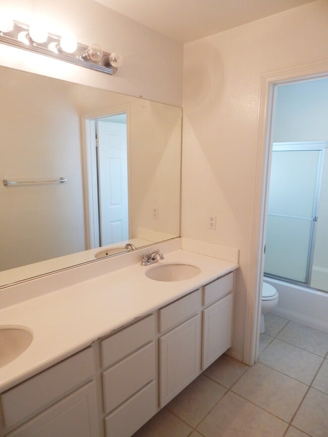 Building Photo - GORGEOUS 4 Bedroom** & 3 full bathrooms on a Cul-De-Sace Home!!