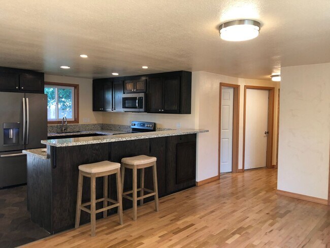 Building Photo - 3 bedroom 2 bathroom house in Thurston!