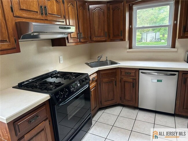 Building Photo - 351 Metlars Ln