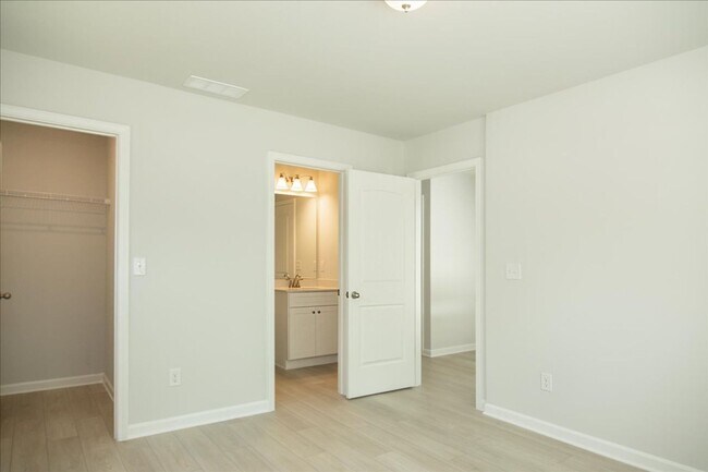 Building Photo - Newly Constructed 4bd/3.5ba Minutes From A...
