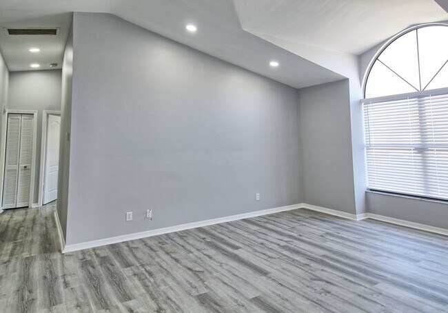 Building Photo - New Remodel! Gorgeous 2 Bedroom Condo! Amazing Location!