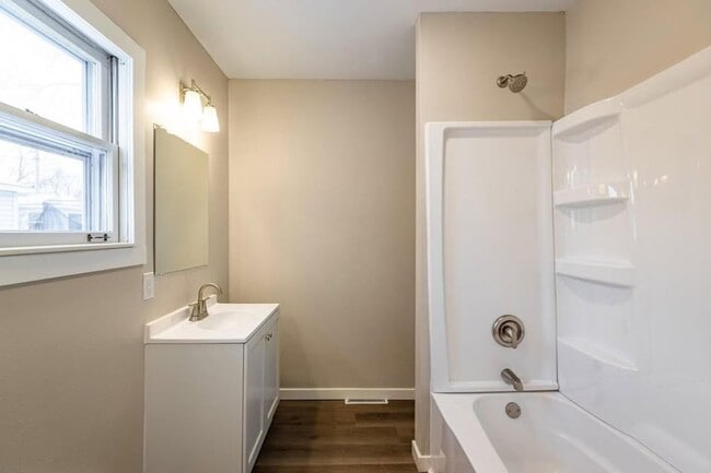 Building Photo - Southside 3BR house w/ garage and quartz countertops!