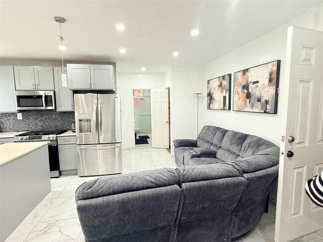 Building Photo - 220 Rogers Ave