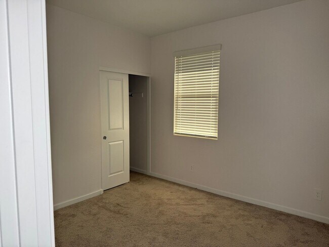 Building Photo - 2462 E Alonso Dr