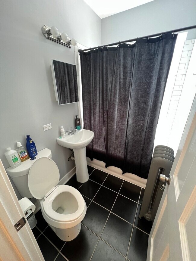 Building Photo - 7506 S Vernon Ave