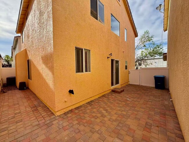 Building Photo - Two-story single-family home