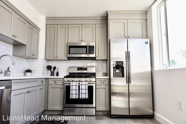 Building Photo - 4557 Rosewood Ave