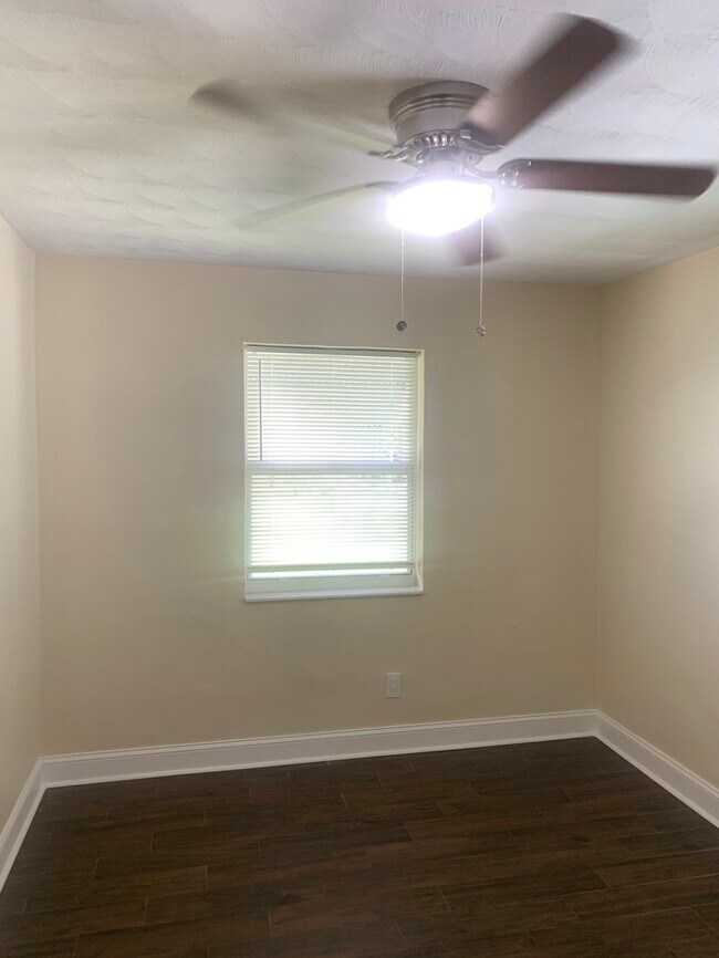 Building Photo - REMODELED 2 BR, 1 BATH 1 CAR GARAGE !