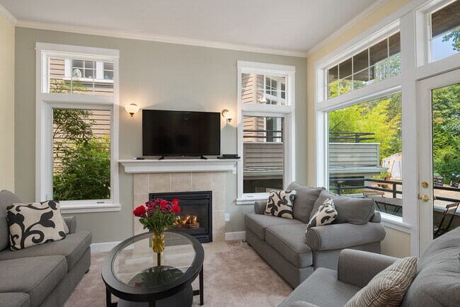 Building Photo - 2530 E Madison St