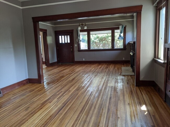 Building Photo - 4 Bedroom 2 Bath Pet-Friendly Normal Hill House