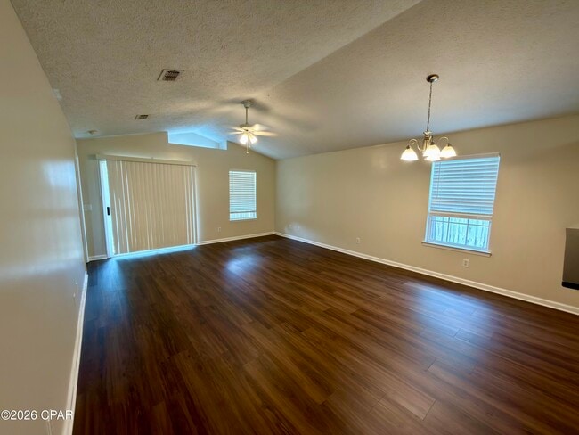 Building Photo - 425 Dolphin Dr