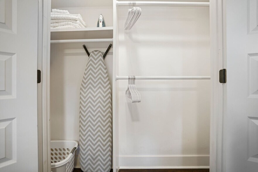 Building Photo - 2234 Edgemore Dr SE