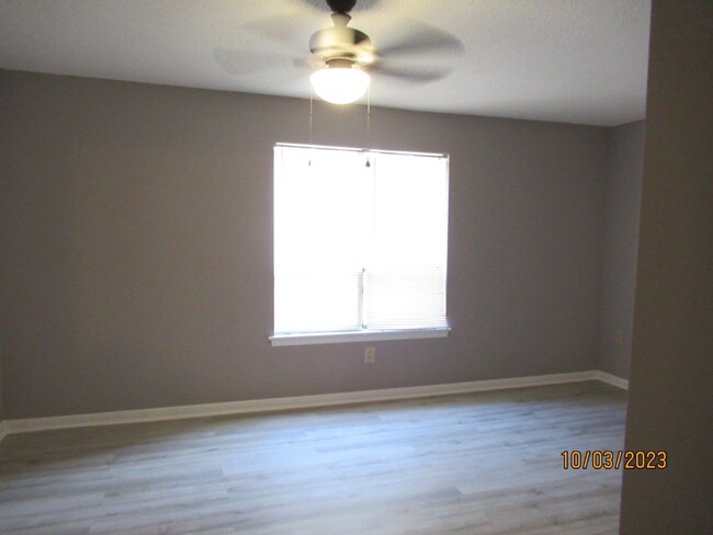 Building Photo - Willow Run- 2 bedroom/2 bath downstairs Ap...