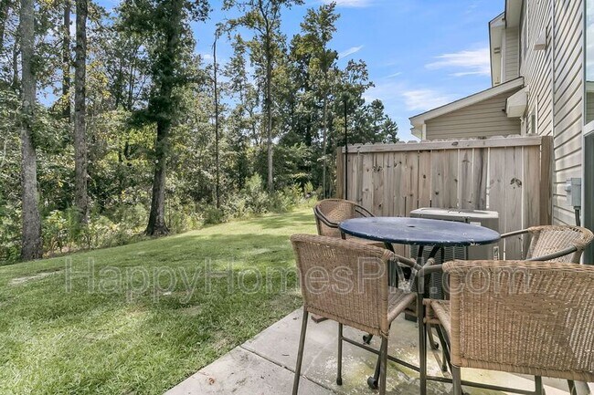 Building Photo - 523 Green Fern Dr