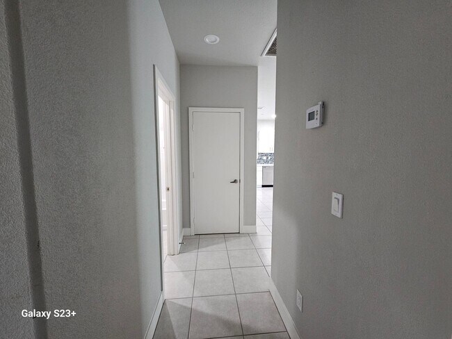 Building Photo - CHARMING NEWER CONTEMPORARY 3 BED/2 BATH AVAILABLE NOW