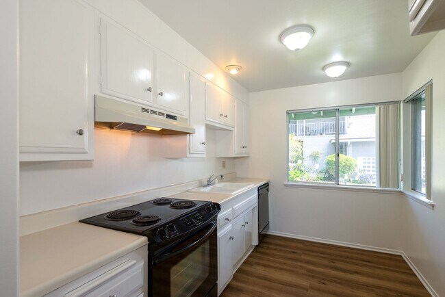 Building Photo - Charming 2BR Condo in Hueneme Bay 55+ Community with 2-Car Garage