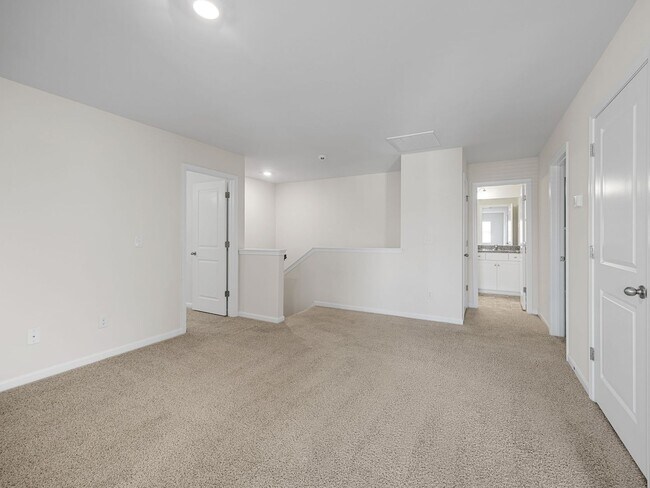Building Photo - Beautiful 4 BR, 3.5 BA, 2 Car Garage Home ...