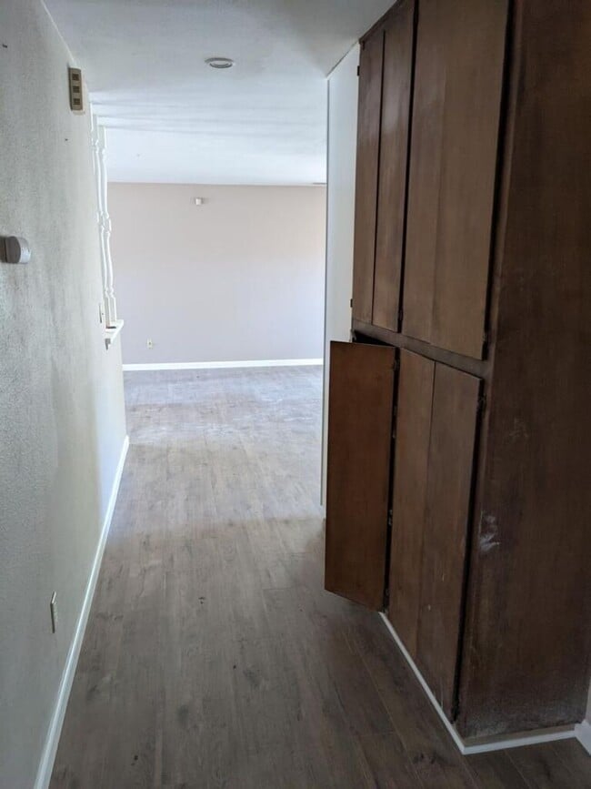 Building Photo - Charming 3-Bedroom, 2-Bathroom Home with F...